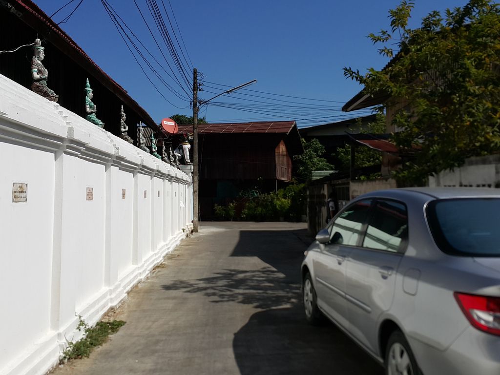 ภาพถนนตรงที่ หอพักเจแอนด์พี ตั้งอยู่ ถ่ายโดย jrcarlsen พ.ศ. 2558 (2015) · A street-level view of where หอพักเจแอนด์พี · J & Phi Dormitory stands, by jrcarlsen in 2558 (2015)