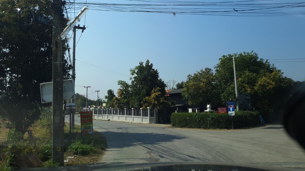 ภาพถนนตรงที่ ครัวแม่ประทุม ตั้งอยู่ ถ่ายโดย jrcarlsen พ.ศ. 2563 (2020) · A street-level view of where ครัวแม่ประทุม · Khruamae Pra Thum stands, by jrcarlsen in 2563 (2020)