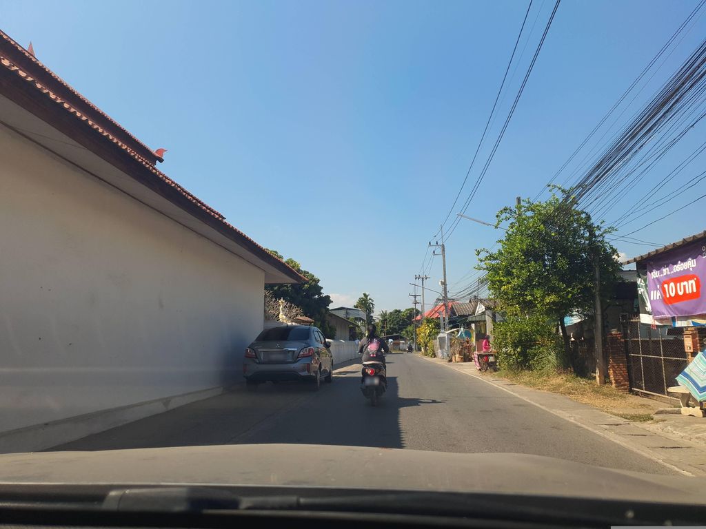 ภาพถนนตรงที่ วัดบ้านดง ตำบลหางดง อำเภอหางดง ตั้งอยู่ ถ่ายโดย jrcarlsen พ.ศ. 2566 (2023) · A street-level view of where วัดบ้านดง ตำบลหางดง อำเภอหางดง · Wat Ban Dong Tambon Hang Dong Amphoe Hang Dong stands, by jrcarlsen in 2566 (2023)