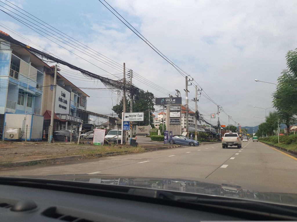 ภาพถนนตรงที่ Marble Chiangmai หินอ่อน หินแกรนิต เชียงใหม่ ตั้งอยู่ ถ่ายโดย jrcarlsen พ.ศ. 2566 (2023) · A street-level view of where Marble Chiangmai หินอ่อน หินแกรนิต เชียงใหม่ stands, by jrcarlsen in 2566 (2023)
