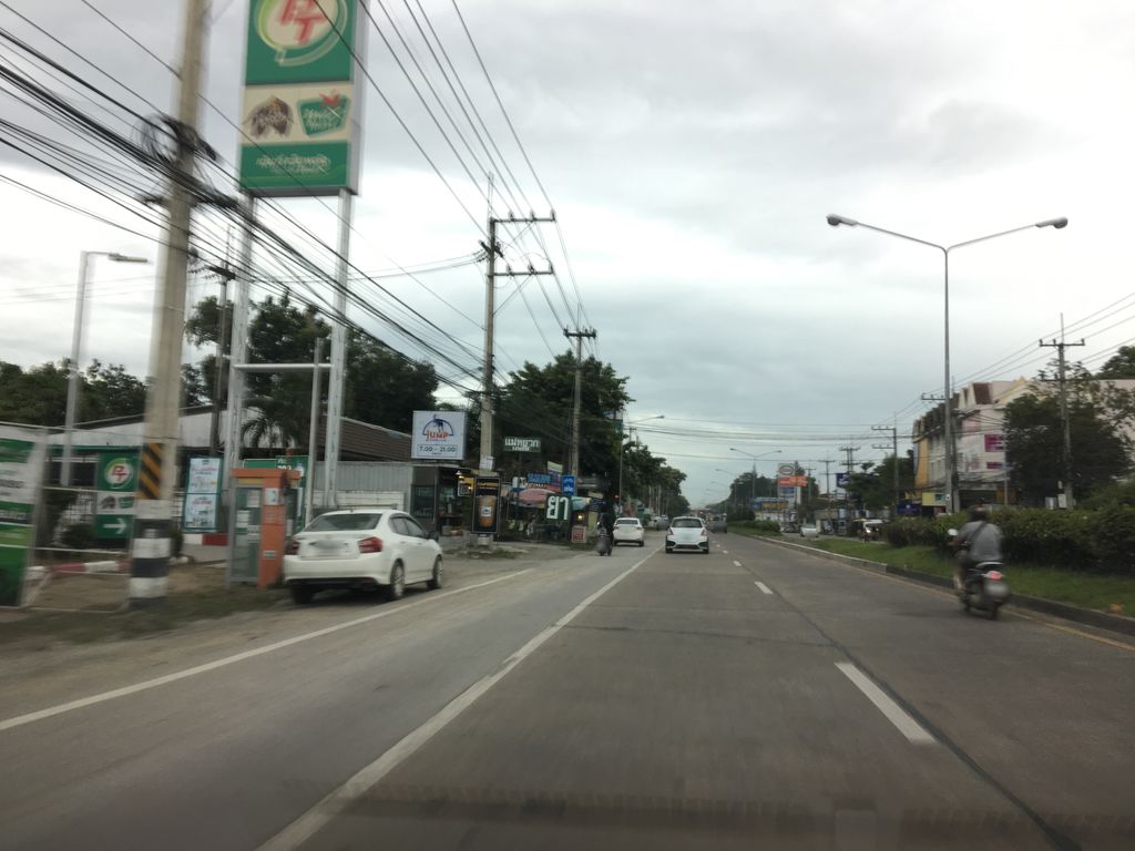 ภาพถนนตรงที่ ครัวสุพรรณ ตั้งอยู่ ถ่ายโดย wapriz พ.ศ. 2561 (2018) · A street-level view of where ครัวสุพรรณ · Khruasuphraron stands, by wapriz in 2561 (2018)