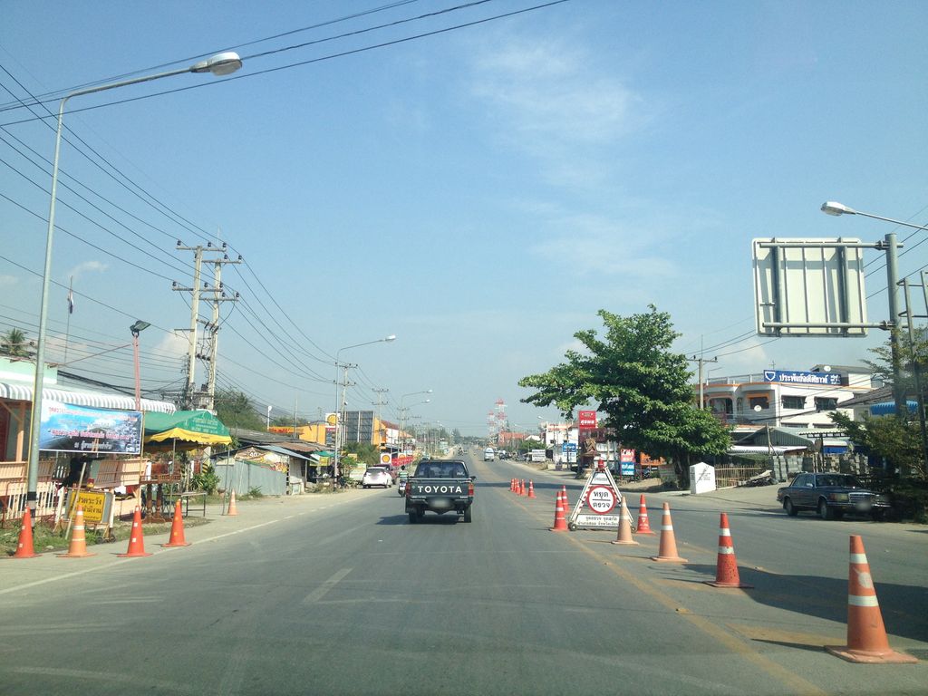 ภาพถนนตรงที่ ร้านสล่าไฟฟ้า ตั้งอยู่ ถ่ายโดย jimwatana พ.ศ. 2558 (2015) · A street-level view of where ร้านสล่าไฟฟ้า · Ran Sala Faifa stands, by jimwatana in 2558 (2015)