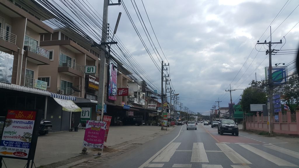 ภาพถนนตรงที่ มิกบิวตี้ ซาลอน ตั้งอยู่ ถ่ายโดย jrcarlsen พ.ศ. 2561 (2018) · A street-level view of where มิกบิวตี้ ซาลอน · Mikbioti Salon stands, by jrcarlsen in 2561 (2018)