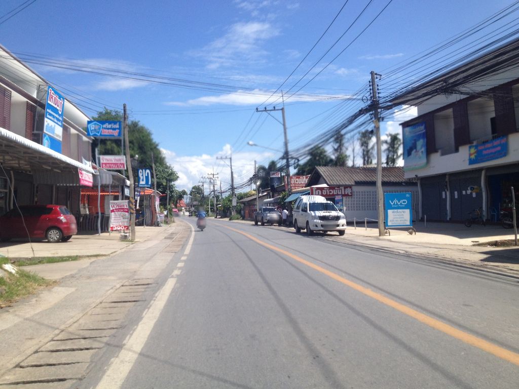 ภาพถนนตรงที่ ร้านแสงเอ้ยมาลาภัณฑ์ ตั้งอยู่ ถ่ายโดย jimwatana พ.ศ. 2558 (2015) · A street-level view of where ร้านแสงเอ้ยมาลาภัณฑ์ · Ran Saeng Ye Mala Phan stands, by jimwatana in 2558 (2015)