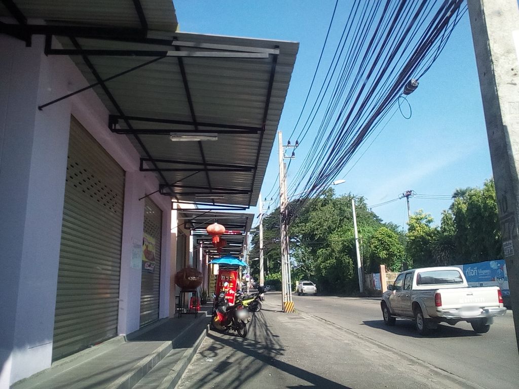 ภาพถนนตรงที่ Tot ทุ่งโฮเต็ล ตั้งอยู่ ถ่ายโดย kyoko พ.ศ. 2561 (2018) · A street-level view of where Tot ทุ่งโฮเต็ล stands, by kyoko in 2561 (2018)
