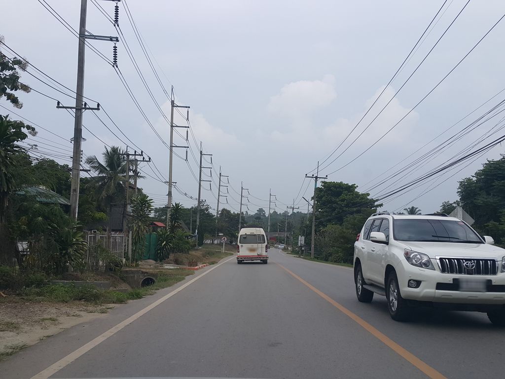 ภาพถนนตรงที่ สหายเกษตร ตั้งอยู่ ถ่ายโดย jrcarlsen พ.ศ. 2558 (2015) · A street-level view of where สหายเกษตร · Sahaiketta stands, by jrcarlsen in 2558 (2015)