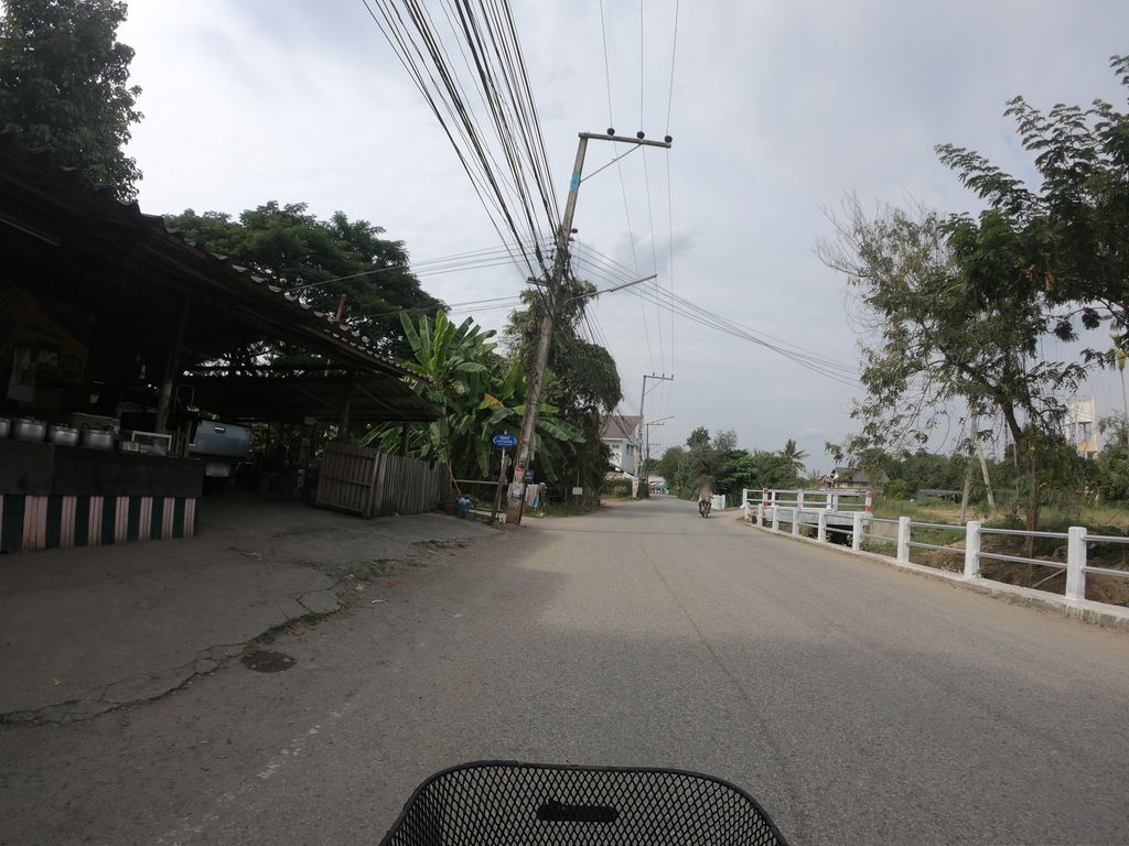 ภาพถนนตรงที่ ลาบขมสารปี ป้าน้องลุงนวย ตั้งอยู่ ถ่ายโดย chanuwath_grab พ.ศ. 2562 (2019) · A street-level view of where ลาบขมสารปี ป้าน้องลุงนวย · Lapkhomsanpi Pa Nong Lungnuai stands, by chanuwath_grab in 2562 (2019)