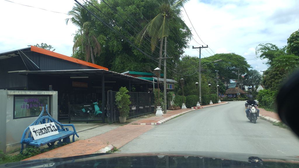 ภาพถนนตรงที่ Bike Tour Asia ตั้งอยู่ ถ่ายโดย jrcarlsen พ.ศ. 2563 (2020) · A street-level view of where Bike Tour Asia stands, by jrcarlsen in 2563 (2020)
