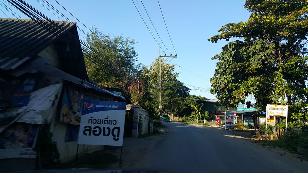 ภาพถนนตรงที่ อู่ชัยวัฒน์กลการ ตั้งอยู่ ถ่ายโดย jrcarlsen พ.ศ. 2559 (2016) · A street-level view of where อู่ชัยวัฒน์กลการ · U Chai Wat Klakan stands, by jrcarlsen in 2559 (2016)