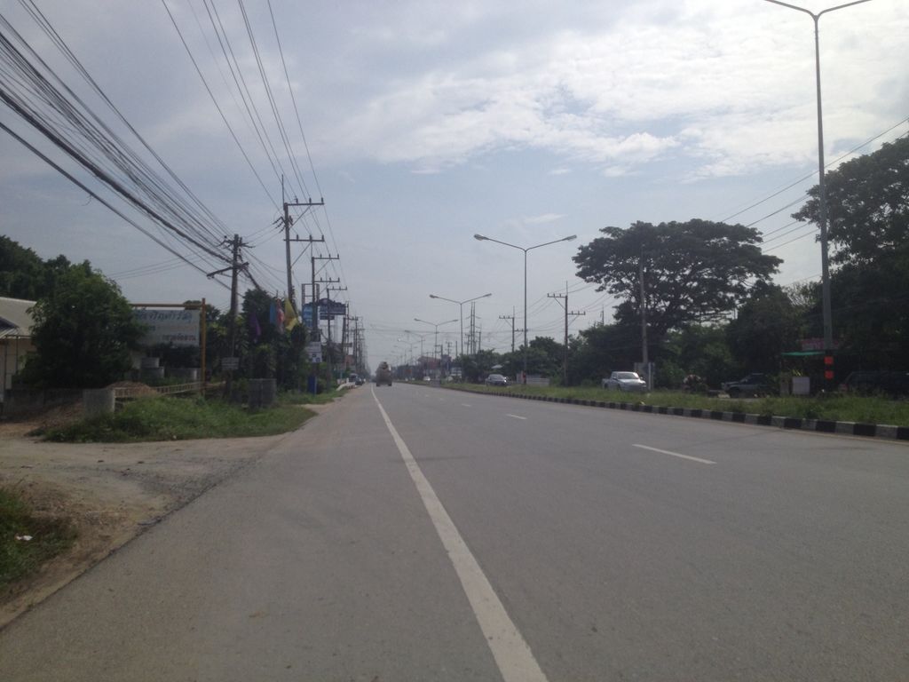 ภาพถนนตรงที่ แดนข้าวมันไก่บายแมก ตั้งอยู่ ถ่ายโดย jimwatana พ.ศ. 2558 (2015) · A street-level view of where แดนข้าวมันไก่บายแมก · Daen Khao Man Kai Bai Maek stands, by jimwatana in 2558 (2015)