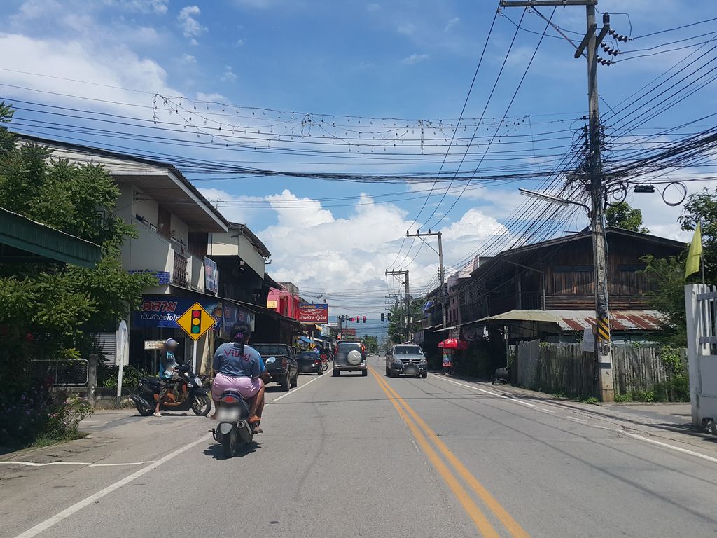 ภาพถนนตรงที่ ร้านกิตติพันธ์พานิช ตั้งอยู่ ถ่ายโดย jrcarlsen พ.ศ. 2558 (2015) · A street-level view of where ร้านกิตติพันธ์พานิช · Ran Kitti Phan Phanit stands, by jrcarlsen in 2558 (2015)