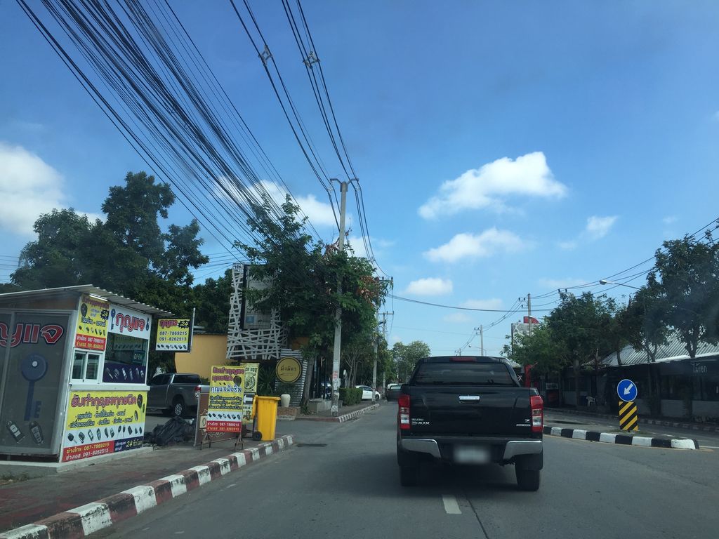 ภาพถนนตรงที่ TCC Barber&Salon ตั้งอยู่ ถ่ายโดย kyoko พ.ศ. 2561 (2018) · A street-level view of where TCC Barber&Salon stands, by kyoko in 2561 (2018)