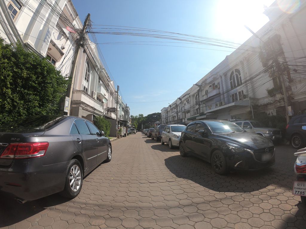 ภาพถนนตรงที่ Chawla Charity Foundation ตั้งอยู่ ถ่ายโดย chanuwath_grab พ.ศ. 2562 (2019) · A street-level view of where Chawla Charity Foundation stands, by chanuwath_grab in 2562 (2019)