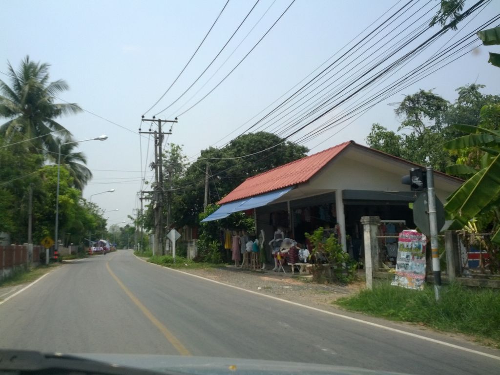 ภาพถนนตรงที่ ร้านสามแยกข้าวแกงก๋วยจั๊บ ตั้งอยู่ ถ่ายโดย jrcarlsen พ.ศ. 2558 (2015) · A street-level view of where ร้านสามแยกข้าวแกงก๋วยจั๊บ · Ran Samyaek Khaokaeng Kuaichap stands, by jrcarlsen in 2558 (2015)