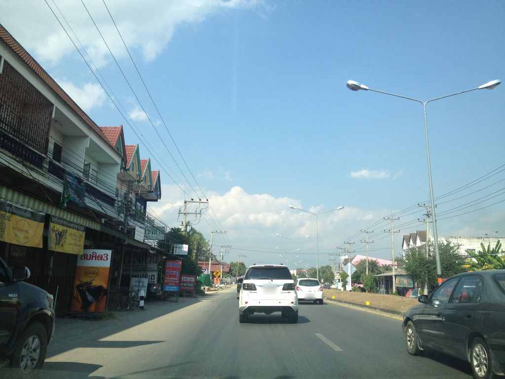 ภาพถนนตรงที่ กิ๋น จ๋น กั๊ด ตั้งอยู่ ถ่ายโดย jimwatana พ.ศ. 2558 (2015) · A street-level view of where กิ๋น จ๋น กั๊ด · Kin Chon Kat stands, by jimwatana in 2558 (2015)