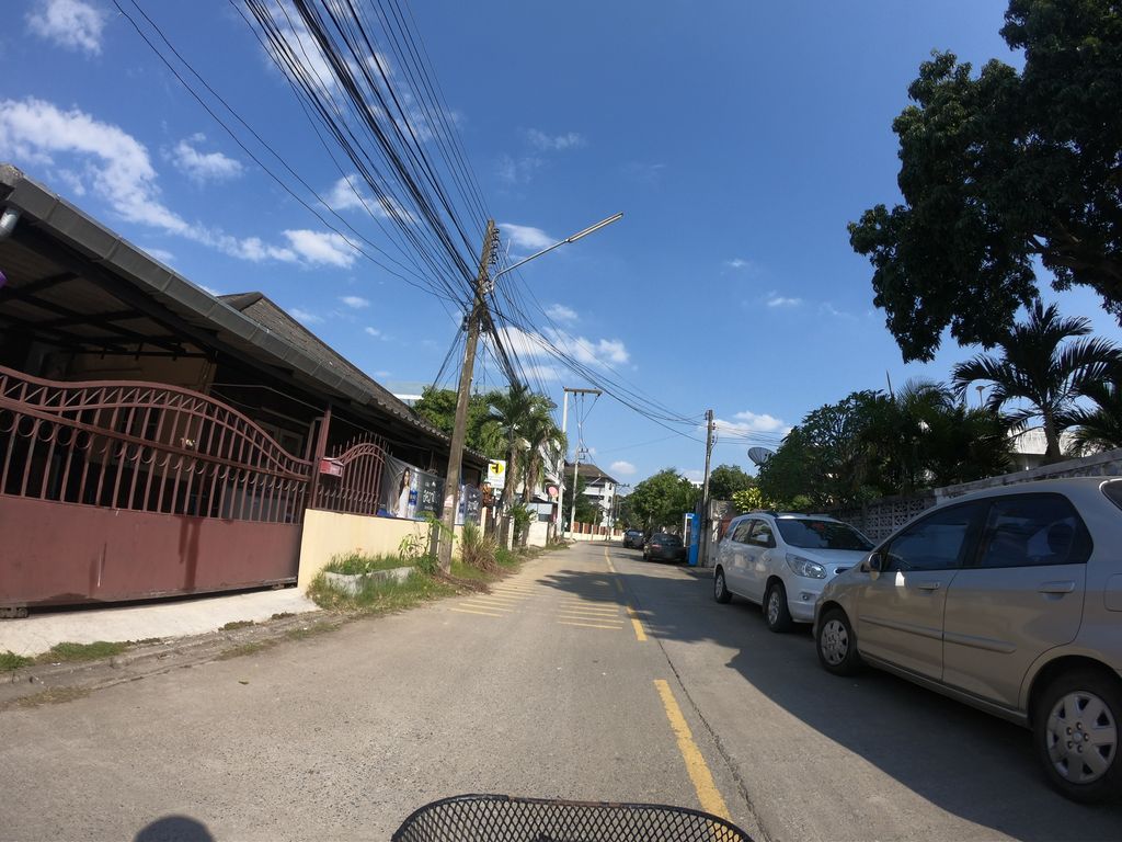 ภาพถนนตรงที่ ไข่ไข่ คาเฟ่ Kai Kai Cafe ตั้งอยู่ ถ่ายโดย chanuwath_grab พ.ศ. 2562 (2019) · A street-level view of where ไข่ไข่ คาเฟ่ Kai Kai Cafe stands, by chanuwath_grab in 2562 (2019)