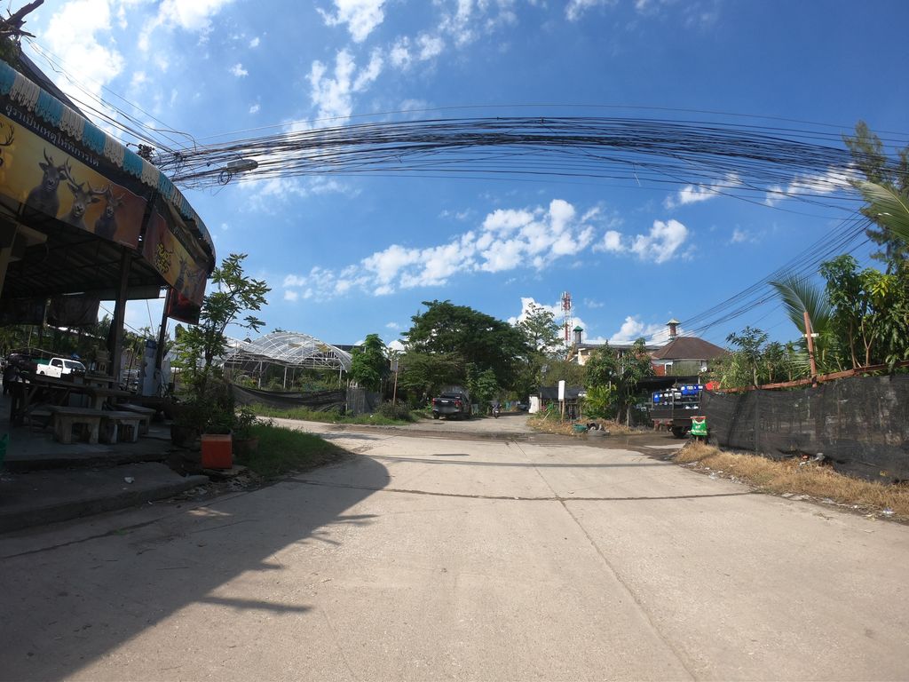ภาพถนนตรงที่ สวนทิพย์พันธุ์ไม้ ตั้งอยู่ ถ่ายโดย chanuwath_grab พ.ศ. 2562 (2019) · A street-level view of where สวนทิพย์พันธุ์ไม้ · Thip Phanmai Garden stands, by chanuwath_grab in 2562 (2019)