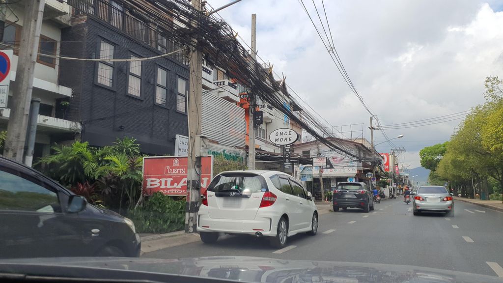 ภาพถนนตรงที่ The Home Massage & Spa At Chiang Mai Gate ตั้งอยู่ ถ่ายโดย jrcarlsen พ.ศ. 2565 (2022) · A street-level view of where The Home Massage & Spa At Chiang Mai Gate stands, by jrcarlsen in 2565 (2022)