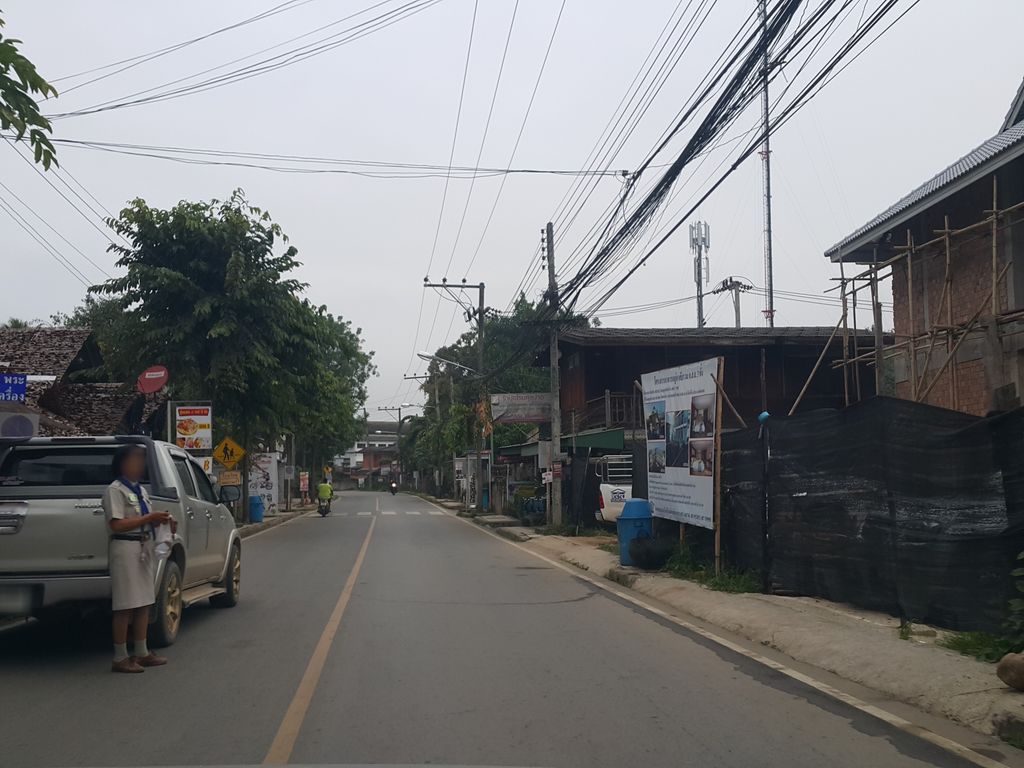 ภาพถนนตรงที่ Kaosoi 8 :ข้าวซอย และขนมหวานไทย หน้าวัดเจดีย์หลวง ตั้งอยู่ ถ่ายโดย jrcarlsen พ.ศ. 2558 (2015) · A street-level view of where Kaosoi 8 :ข้าวซอย และขนมหวานไทย หน้าวัดเจดีย์หลวง stands, by jrcarlsen in 2558 (2015)