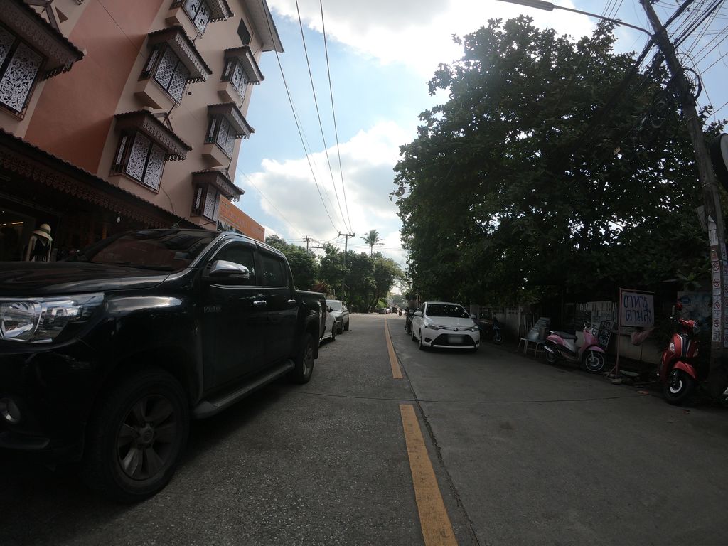 ภาพถนนตรงที่ ป้ายเชียงใหม่ ป้ายหน้าร้าน ป้ายสำนักงาน อักษรโลหะ  กล่องไฟ ไวนิล สติ๊กเกอร์ ตั้งอยู่ ถ่ายโดย chanuwath_grab พ.ศ. 2562 (2019) · A street-level view of where ป้ายเชียงใหม่ ป้ายหน้าร้าน ป้ายสำนักงาน อักษรโลหะ  กล่องไฟ ไวนิล สติ๊กเกอร์ · Pai Chiang Mai Painaran Paisamnakngan Aksonloha Kalongfai Vinyl Sticker stands, by chanuwath_grab in 2562 (2019)