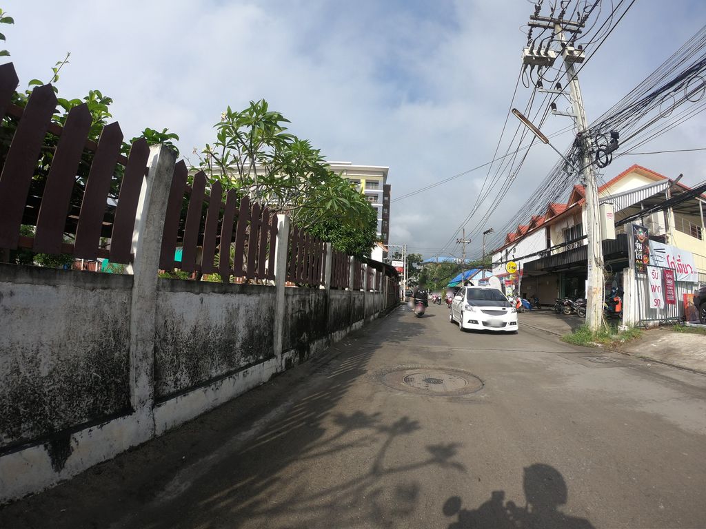 ภาพถนนตรงที่ ยำอิเอ๋อ ตั้งอยู่ ถ่ายโดย chanuwath_grab พ.ศ. 2562 (2019) · A street-level view of where ยำอิเอ๋อ · Yamioe stands, by chanuwath_grab in 2562 (2019)