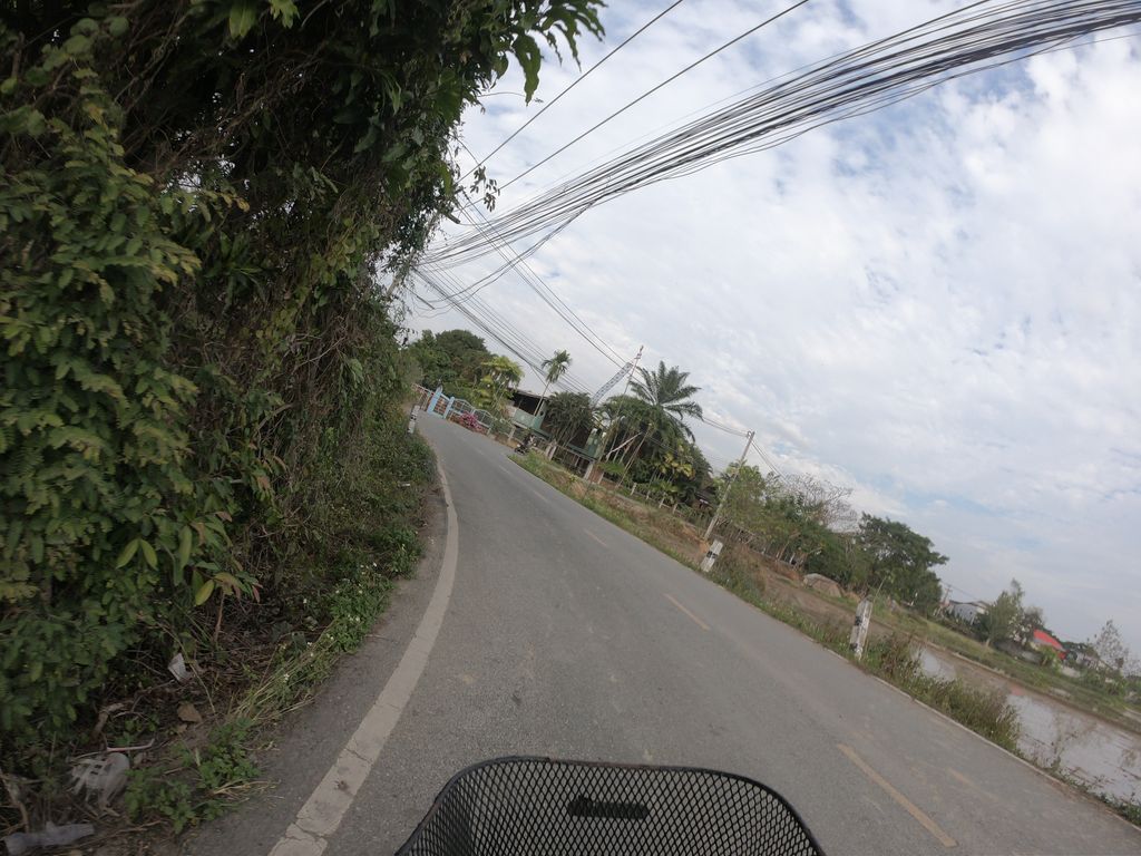 ภาพถนนตรงที่ ครัวยุทธนา ตั้งอยู่ ถ่ายโดย chanuwath_grab พ.ศ. 2562 (2019) · A street-level view of where ครัวยุทธนา · Khruayutthana stands, by chanuwath_grab in 2562 (2019)