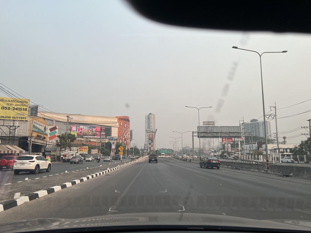 ภาพถนนตรงที่ C.Festival Chiangmai 4 Fl ตั้งอยู่ ถ่ายโดย lin_wang พ.ศ. 2567 (2024) · A street-level view of where C.Festival Chiangmai 4 Fl stands, by lin_wang in 2567 (2024)