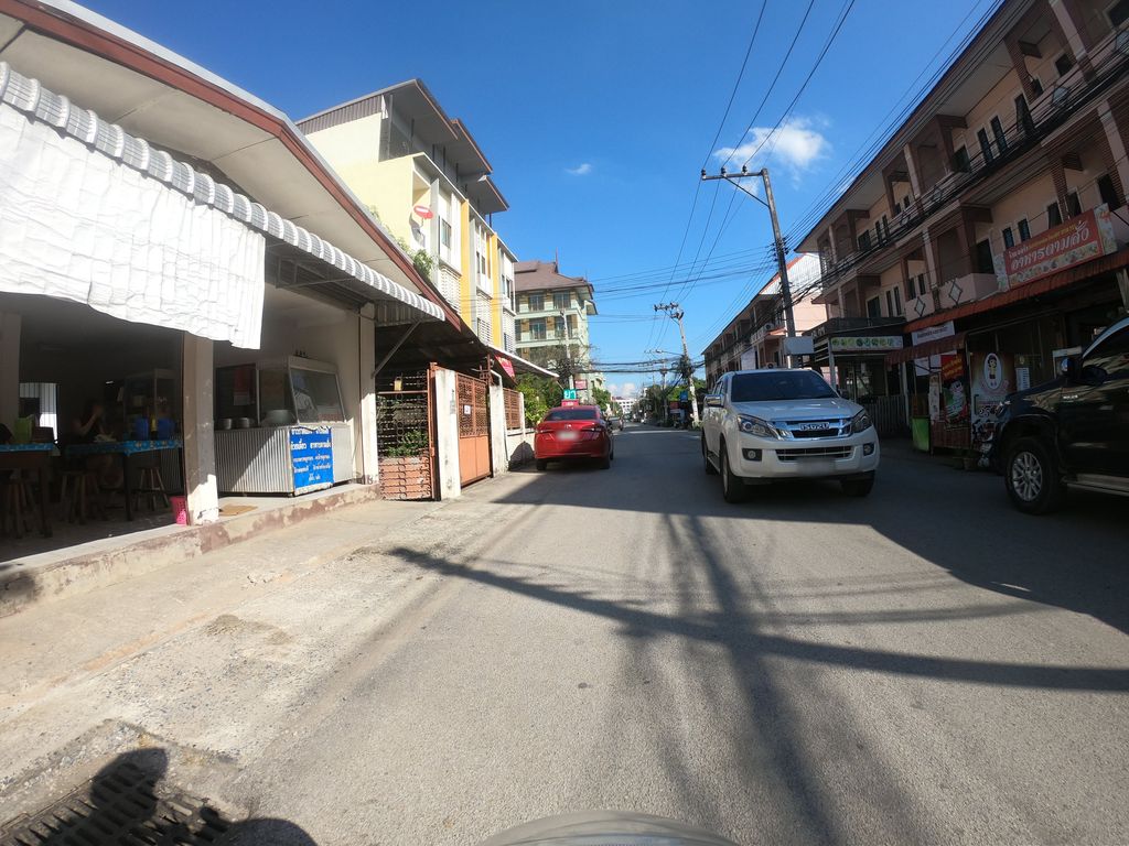 ภาพถนนตรงที่ Singto Wash and Dry ตั้งอยู่ ถ่ายโดย chanuwath_grab พ.ศ. 2562 (2019) · A street-level view of where Singto Wash and Dry stands, by chanuwath_grab in 2562 (2019)