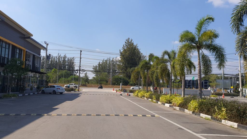 ภาพถนนตรงที่ Falcon Family Fitness ตั้งอยู่ ถ่ายโดย jrcarlsen พ.ศ. 2564 (2021) · A street-level view of where Falcon Family Fitness stands, by jrcarlsen in 2564 (2021)