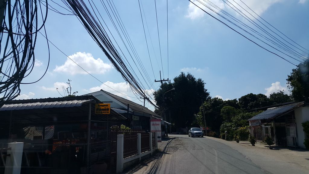 ภาพถนนตรงที่ มุกดาแก๊ส ตั้งอยู่ ถ่ายโดย jrcarlsen พ.ศ. 2559 (2016) · A street-level view of where มุกดาแก๊ส · Mukdakaet stands, by jrcarlsen in 2559 (2016)