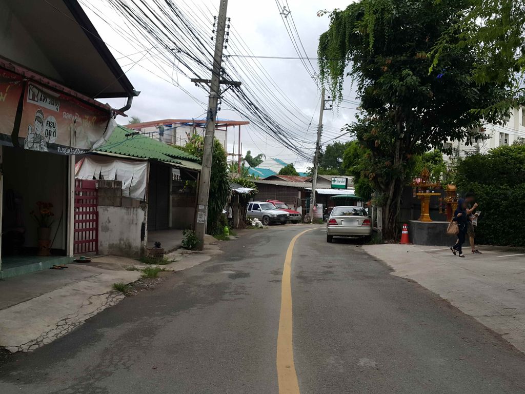 ภาพถนนตรงที่ Art King's Pillar ตั้งอยู่ ถ่ายโดย jrcarlsen พ.ศ. 2558 (2015) · A street-level view of where Art King's Pillar stands, by jrcarlsen in 2558 (2015)