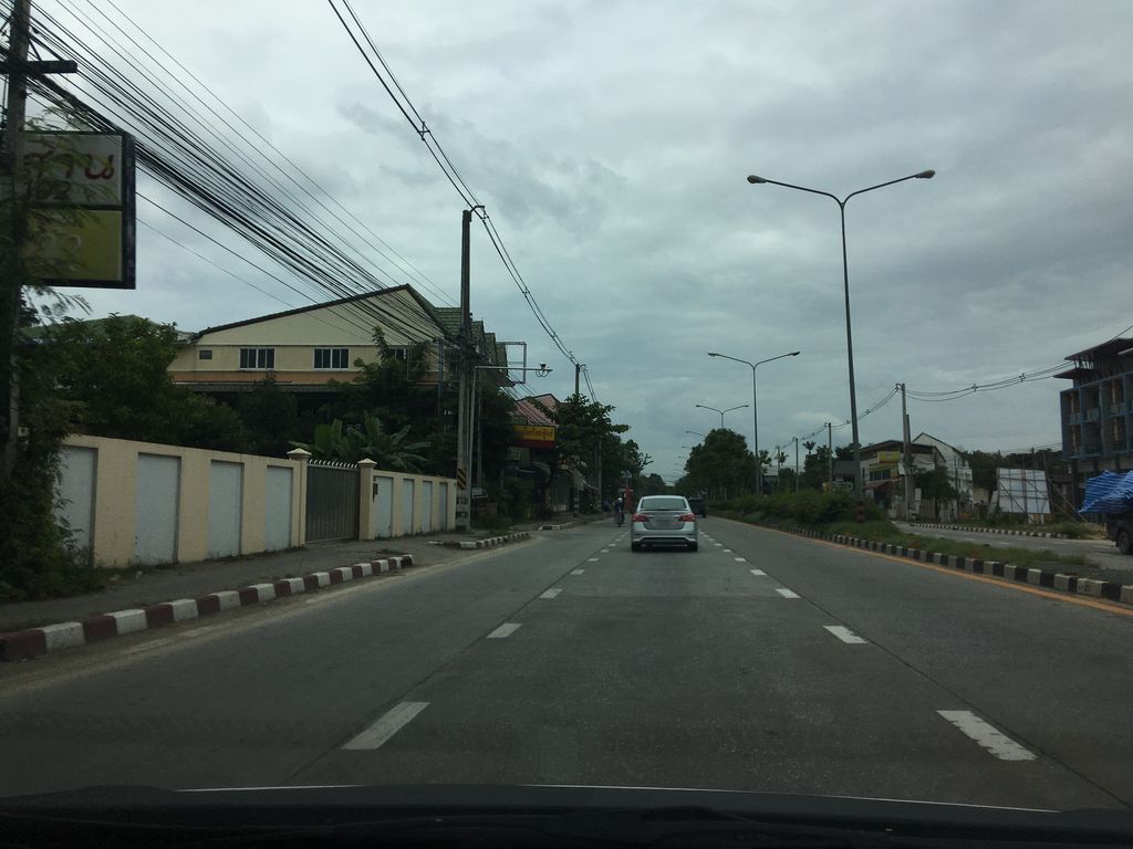 ภาพถนนตรงที่ E-saan 102 restaurant ตั้งอยู่ ถ่ายโดย wapriz พ.ศ. 2561 (2018) · A street-level view of where E-saan 102 restaurant stands, by wapriz in 2561 (2018)
