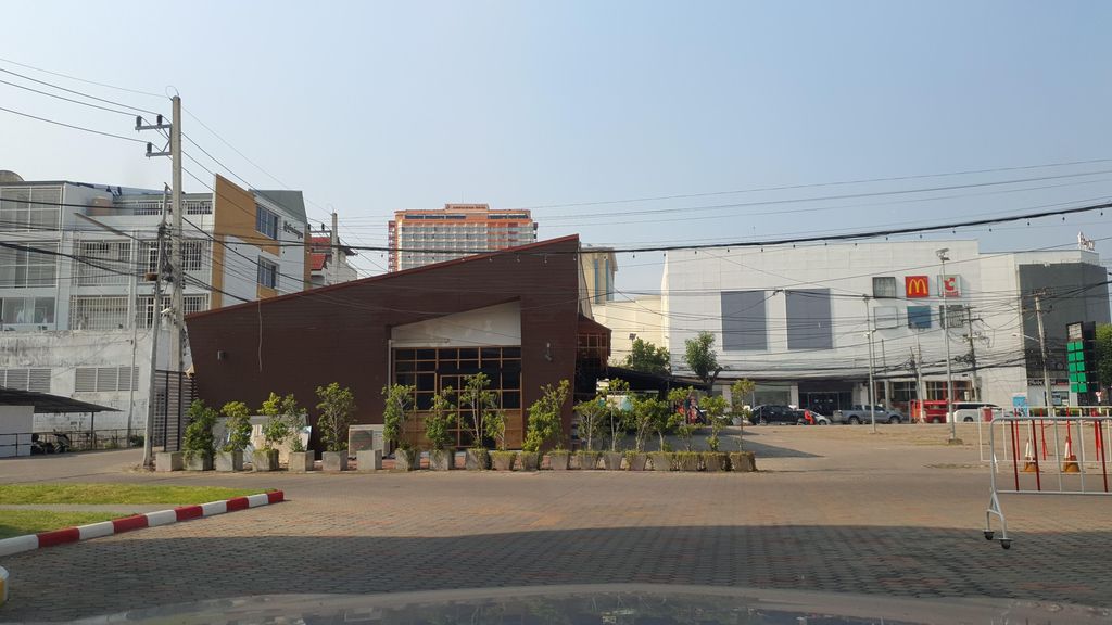 ภาพถนนตรงที่ Lumina clinic ตั้งอยู่ ถ่ายโดย jrcarlsen พ.ศ. 2565 (2022) · A street-level view of where Lumina clinic stands, by jrcarlsen in 2565 (2022)