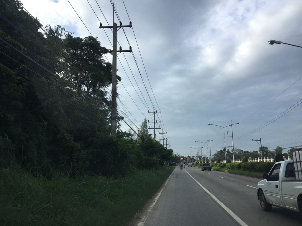 ภาพถนนตรงที่ ครัวเบญจกัลยา ตั้งอยู่ ถ่ายโดย wapriz พ.ศ. 2561 (2018) · A street-level view of where ครัวเบญจกัลยา · Khrua Bencha Kanya stands, by wapriz in 2561 (2018)