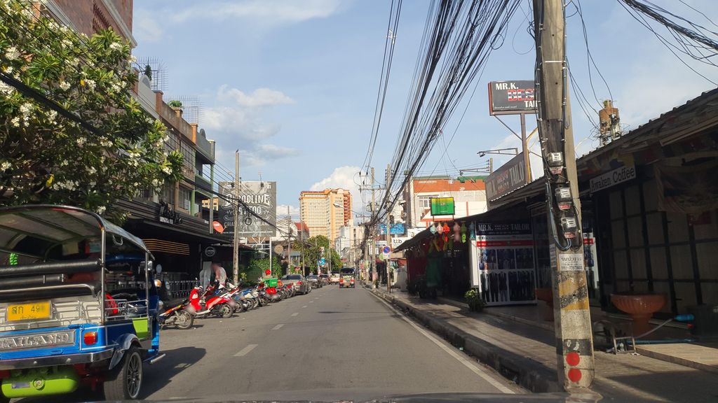 ภาพถนนตรงที่ ถ.ลอยเคราะ ตั้งอยู่ ถ่ายโดย jrcarlsen พ.ศ. 2565 (2022) · A street-level view of where ถ.ลอยเคราะ · Tha.loikhro stands, by jrcarlsen in 2565 (2022)