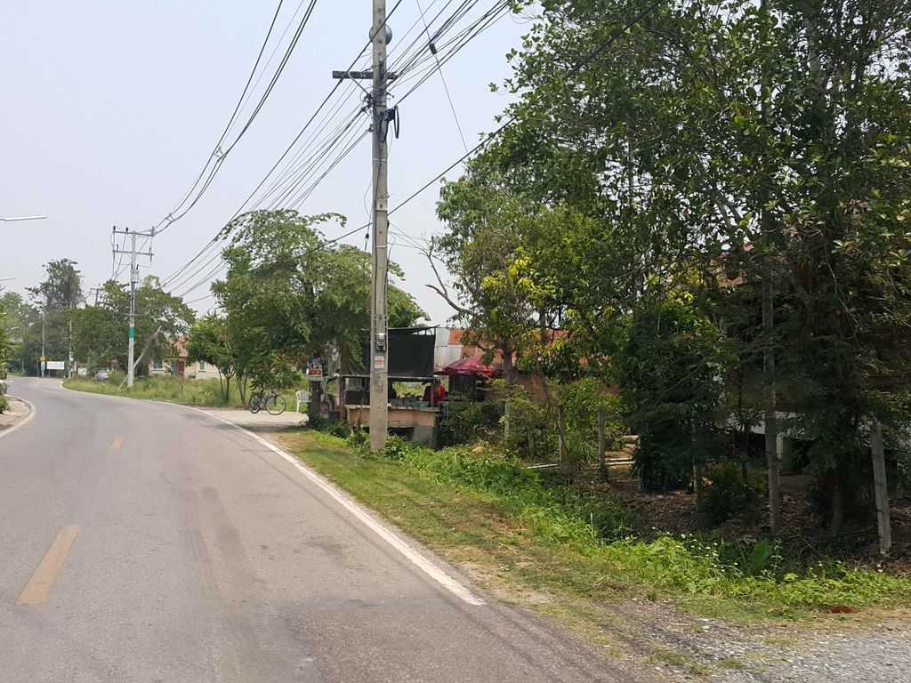 ภาพถนนตรงที่ โครงการโชศิวา ตั้งอยู่ ถ่ายโดย jrcarlsen พ.ศ. 2558 (2015) · A street-level view of where โครงการโชศิวา · Khrongkan Chosio stands, by jrcarlsen in 2558 (2015)