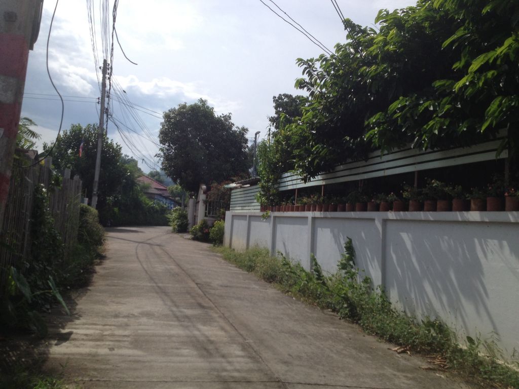 ภาพถนนตรงที่ ครัวมณี กบ แอ๊ก ตั้งอยู่ ถ่ายโดย jimwatana พ.ศ. 2558 (2015) · A street-level view of where ครัวมณี กบ แอ๊ก · Khruamni Kop Aek stands, by jimwatana in 2558 (2015)