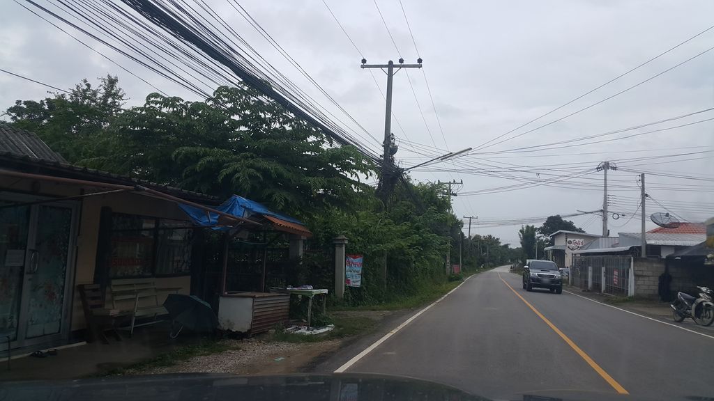 ภาพถนนตรงที่ ส้มตำซาร่า ตั้งอยู่ ถ่ายโดย jrcarlsen พ.ศ. 2561 (2018) · A street-level view of where ส้มตำซาร่า · Som Tam Sa Ra stands, by jrcarlsen in 2561 (2018)