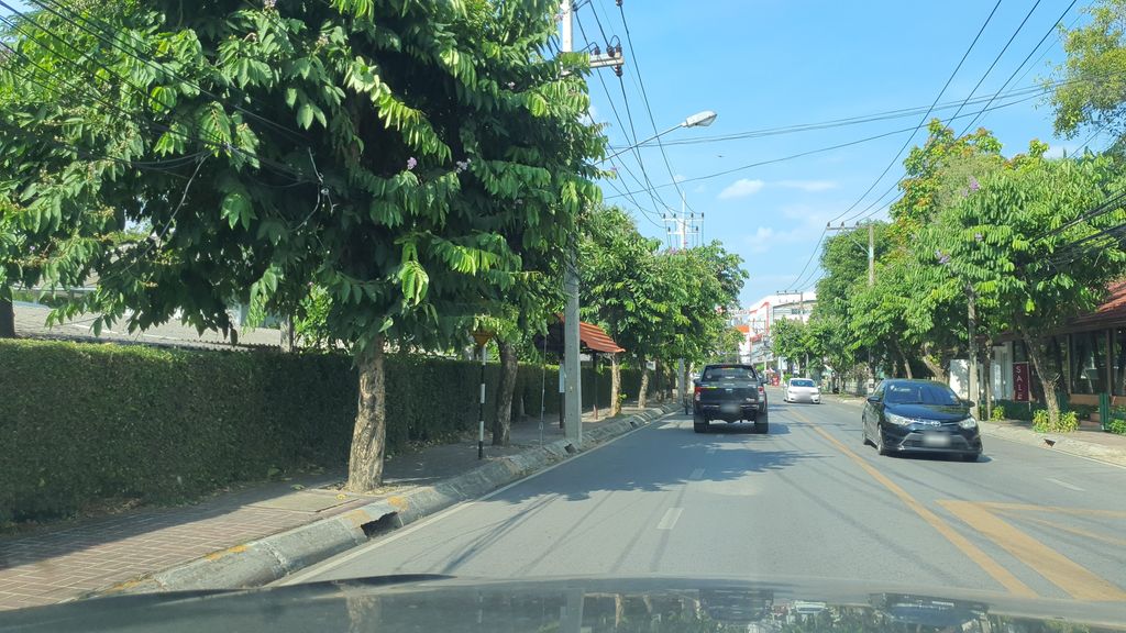 ภาพถนนตรงที่ ป้าจุ๋มลูกชิ้นทอดหลังปริ้น ตั้งอยู่ ถ่ายโดย jrcarlsen พ.ศ. 2564 (2021) · A street-level view of where ป้าจุ๋มลูกชิ้นทอดหลังปริ้น · Pa Chum Lukchinthot Lang Print stands, by jrcarlsen in 2564 (2021)