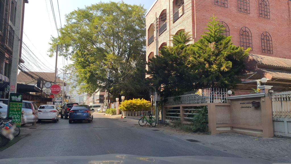 ภาพถนนตรงที่ เบค รูม ตั้งอยู่ ถ่ายโดย jrcarlsen พ.ศ. 2566 (2023) · A street-level view of where เบค รูม · Bek Room stands, by jrcarlsen in 2566 (2023)