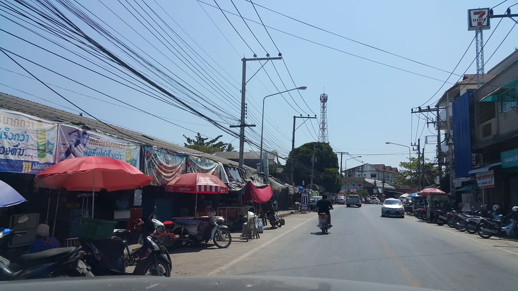 ภาพถนนตรงที่ ตลาดป่าเหมือด ตั้งอยู่ ถ่ายโดย jrcarlsen พ.ศ. 2560 (2017) · A street-level view of where ตลาดป่าเหมือด · Pamueat Market stands, by jrcarlsen in 2560 (2017)