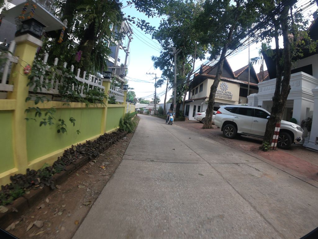 ภาพถนนตรงที่ ดีโกลเด้นเพลส ตั้งอยู่ ถ่ายโดย chanuwath_grab พ.ศ. 2562 (2019) · A street-level view of where ดีโกลเด้นเพลส · Di Kloden Place stands, by chanuwath_grab in 2562 (2019)