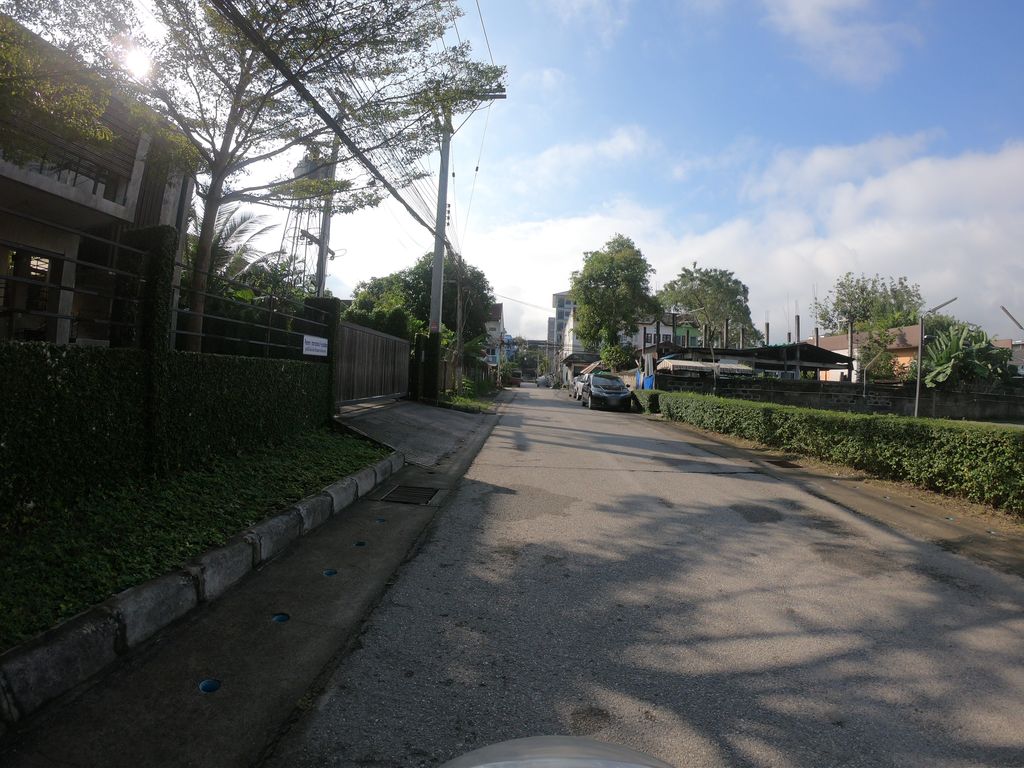 ภาพถนนตรงที่ Chiang Mai Grace Church ตั้งอยู่ ถ่ายโดย chanuwath_grab พ.ศ. 2562 (2019) · A street-level view of where Chiang Mai Grace Church stands, by chanuwath_grab in 2562 (2019)