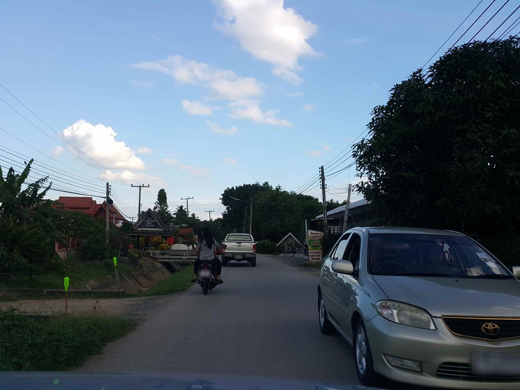 ภาพถนนตรงที่ กุ้งเผาข้างวัด ตั้งอยู่ ถ่ายโดย jrcarlsen พ.ศ. 2558 (2015) · A street-level view of where กุ้งเผาข้างวัด · Kungphao Khangwat stands, by jrcarlsen in 2558 (2015)