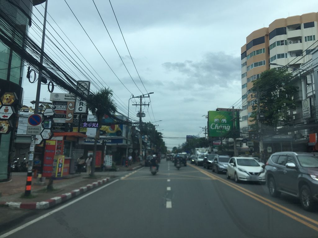 ภาพถนนตรงที่ 66 PROPERTY ตั้งอยู่ ถ่ายโดย wapriz พ.ศ. 2561 (2018) · A street-level view of where 66 PROPERTY stands, by wapriz in 2561 (2018)