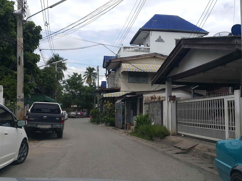 ภาพถนนตรงที่ Jae Nong ตั้งอยู่ ถ่ายโดย jrcarlsen พ.ศ. 2558 (2015) · A street-level view of where Jae Nong stands, by jrcarlsen in 2558 (2015)