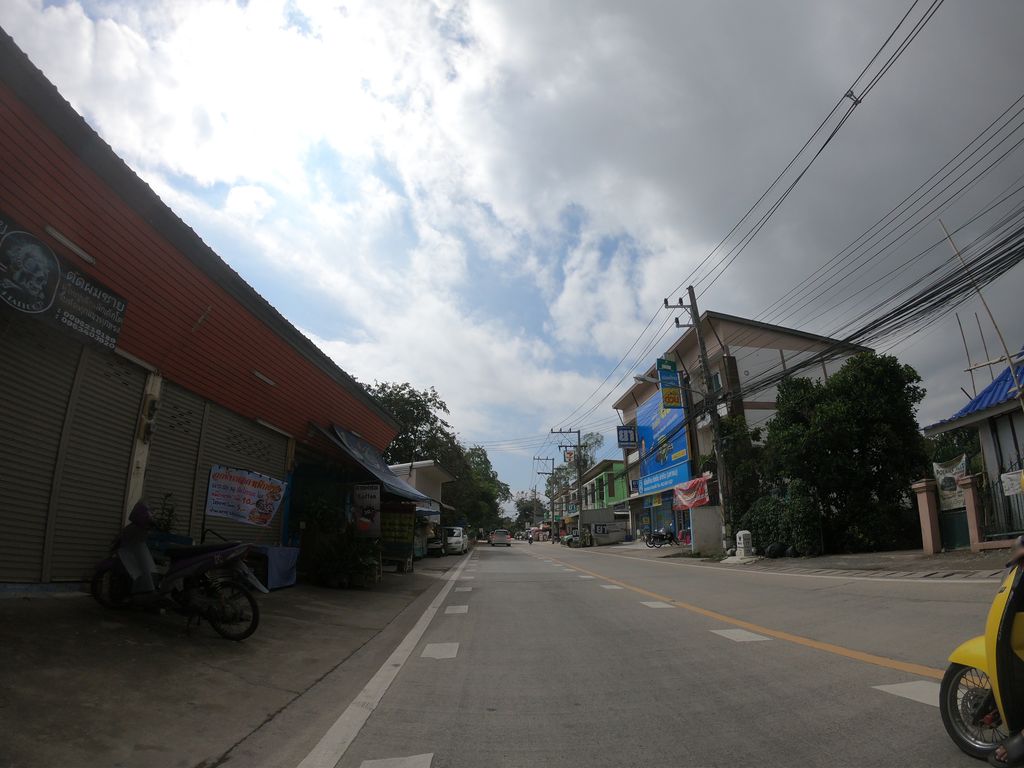 ภาพถนนตรงที่ แพรวา อาหารตามสั่ง ป่าแดด ตั้งอยู่ ถ่ายโดย chanuwath_grab พ.ศ. 2562 (2019) · A street-level view of where แพรวา อาหารตามสั่ง ป่าแดด · Phraeo Ahantamsang Pa Daet stands, by chanuwath_grab in 2562 (2019)