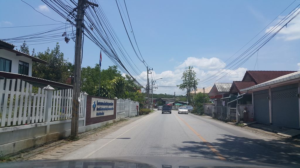 ภาพถนนตรงที่ ร้านป้านอมพาเพลิน ตั้งอยู่ ถ่ายโดย jrcarlsen พ.ศ. 2561 (2018) · A street-level view of where ร้านป้านอมพาเพลิน · Ran Pa Nom Phaphloen stands, by jrcarlsen in 2561 (2018)