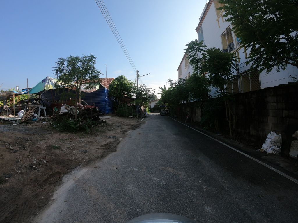 ภาพถนนตรงที่ 𝓦𝓪𝓻𝓪   𝓒𝓪𝓯𝓮 ตั้งอยู่ ถ่ายโดย chanuwath_grab พ.ศ. 2562 (2019) · A street-level view of where 𝓦𝓪𝓻𝓪   𝓒𝓪𝓯𝓮 stands, by chanuwath_grab in 2562 (2019)
