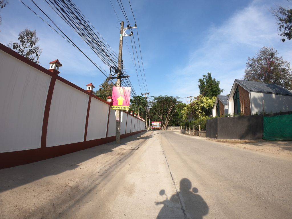 ภาพถนนตรงที่ เรดโรดรีสอร์ทอินน์ ตั้งอยู่ ถ่ายโดย chanuwath_grab พ.ศ. 2562 (2019) · A street-level view of where เรดโรดรีสอร์ทอินน์ · Ret Rot Resort Inn stands, by chanuwath_grab in 2562 (2019)